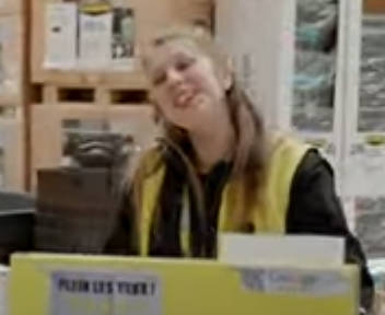 Découvre le métier de Johana, Hôtesse de service clients à L’Entrepôt du Bricolage