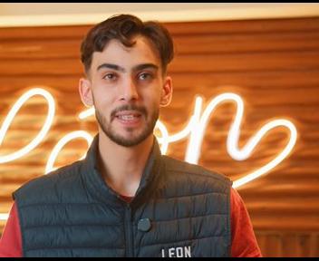 Yanis, Barman