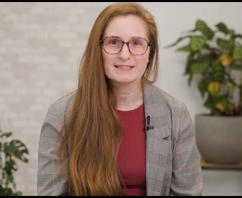 Siobhan, Chargée de recouvrement 