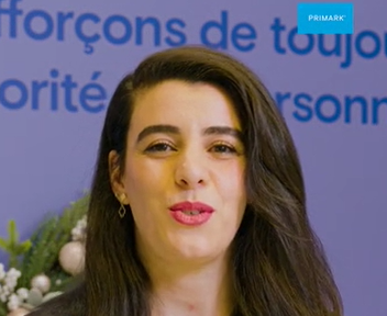 Wafa, vendeuse polyvalente chez Primark
