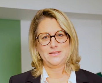 Chloé, directrice d'agence centrale chez Square Habitat