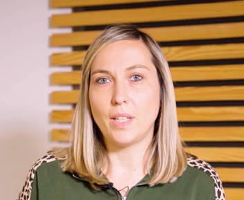 Elodie, conseillère commerciale des agriculteurs au Crédit Agricole du Morbihan