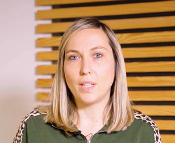 Elodie, conseillère commerciale des agriculteurs au Crédit Agricole du Morbihan