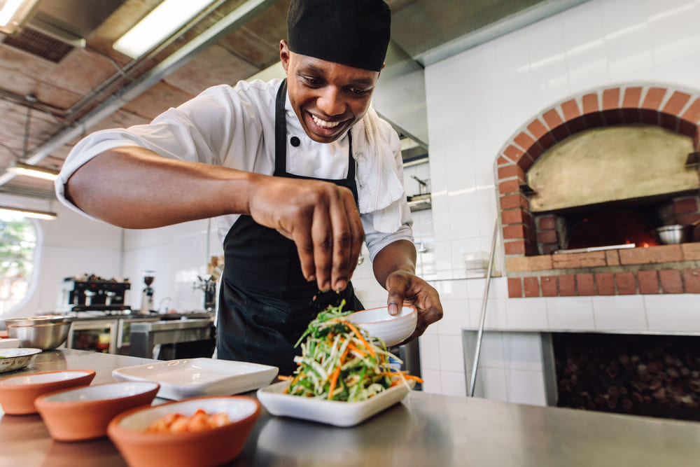 Cuisiner, Faire De La Nourriture Et Travailler Comme Chef Dans Une Cuisine  Commerciale Avec Des Pinces Et Du Matériel Industriel. Portrait D'une Femme  Cuisinière Préparant Un Repas Pour Le Déjeuner, Le Dîner