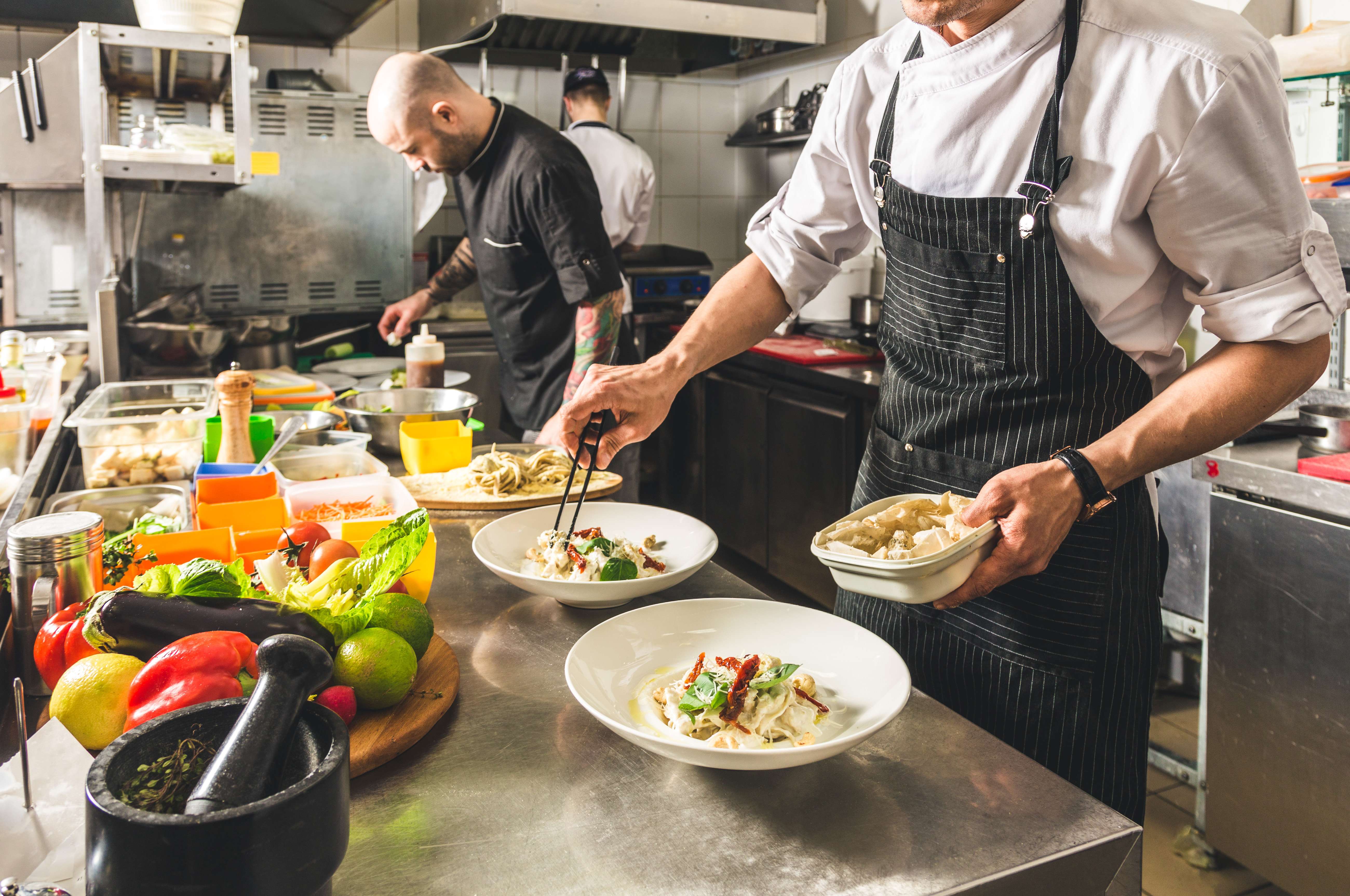 Cuisiner, Faire De La Nourriture Et Travailler Comme Chef Dans Une