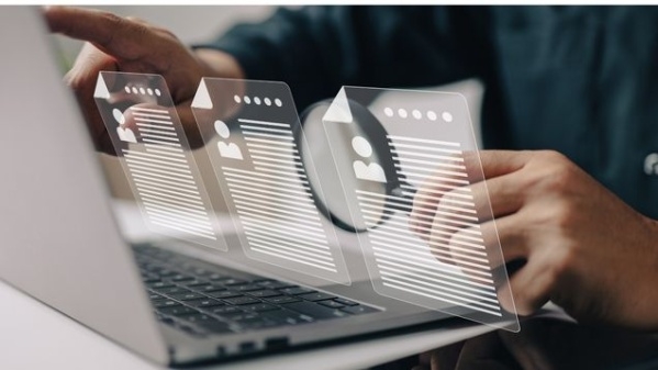 image d'un pc portable avec des listes en relief
