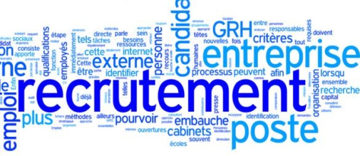 recrutement écrit en bleu foncé gras