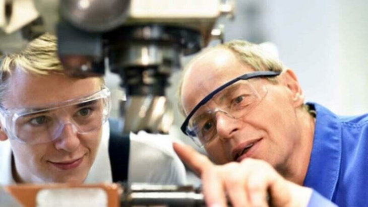 opérateur machine et son stagiaire