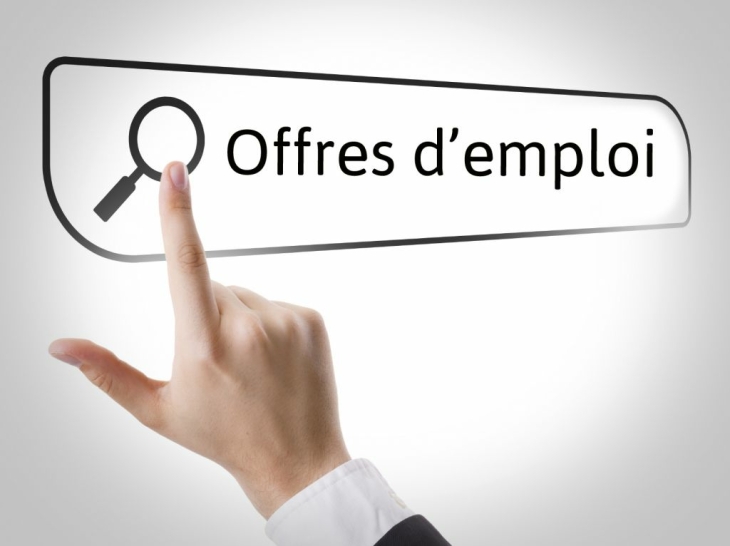 index qui clique sur une loupe de recherche offres d'emploi