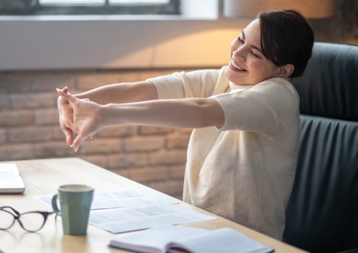 femme détendue au travail