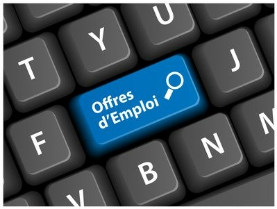 Clavier d'ordinateur avec sur le bouton "recherche" écrit Offres d'Emploi