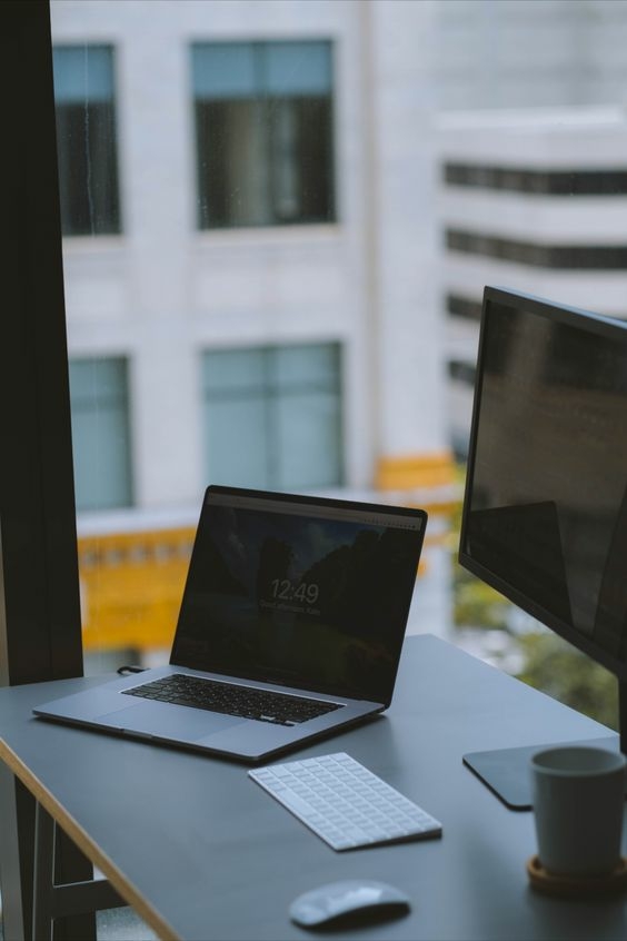 Bureau avec un ordinateur dessus