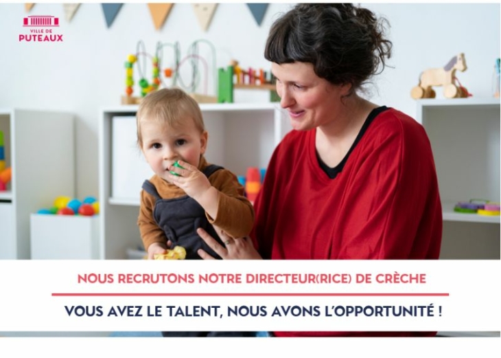 une personne s'occupe d'un enfant dans une structure petite enfance, un message indique que la ville recrute un(e) directeur (trice) de crèche